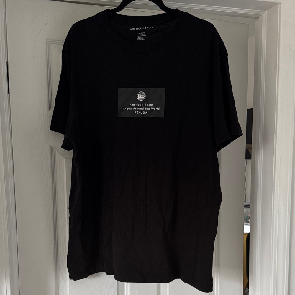 Men’s American Eagle “around the world” graphic tee
